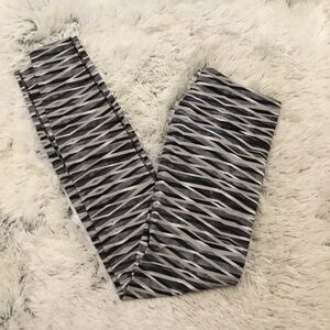 Nike Dri-fit Woman’s medium Workout leggings  black gray inner pocket